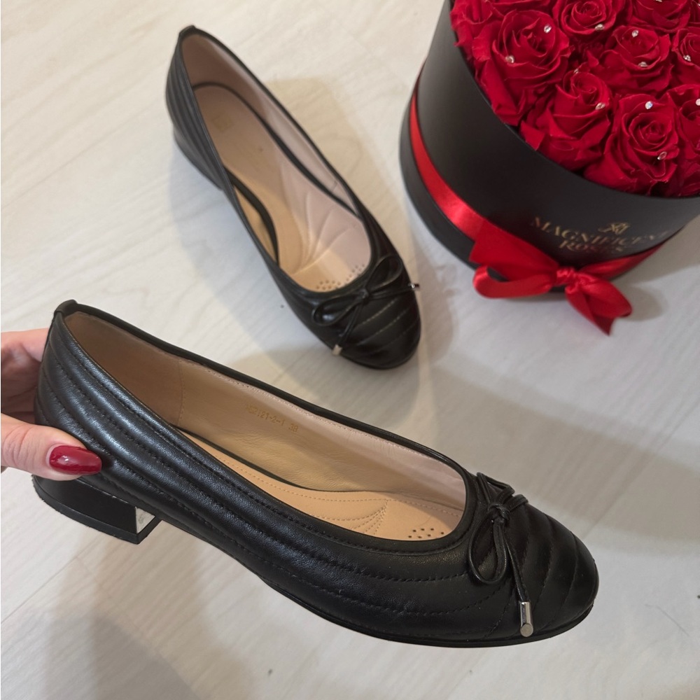 New leather ballets flats. Size 7.5 Black round toe.